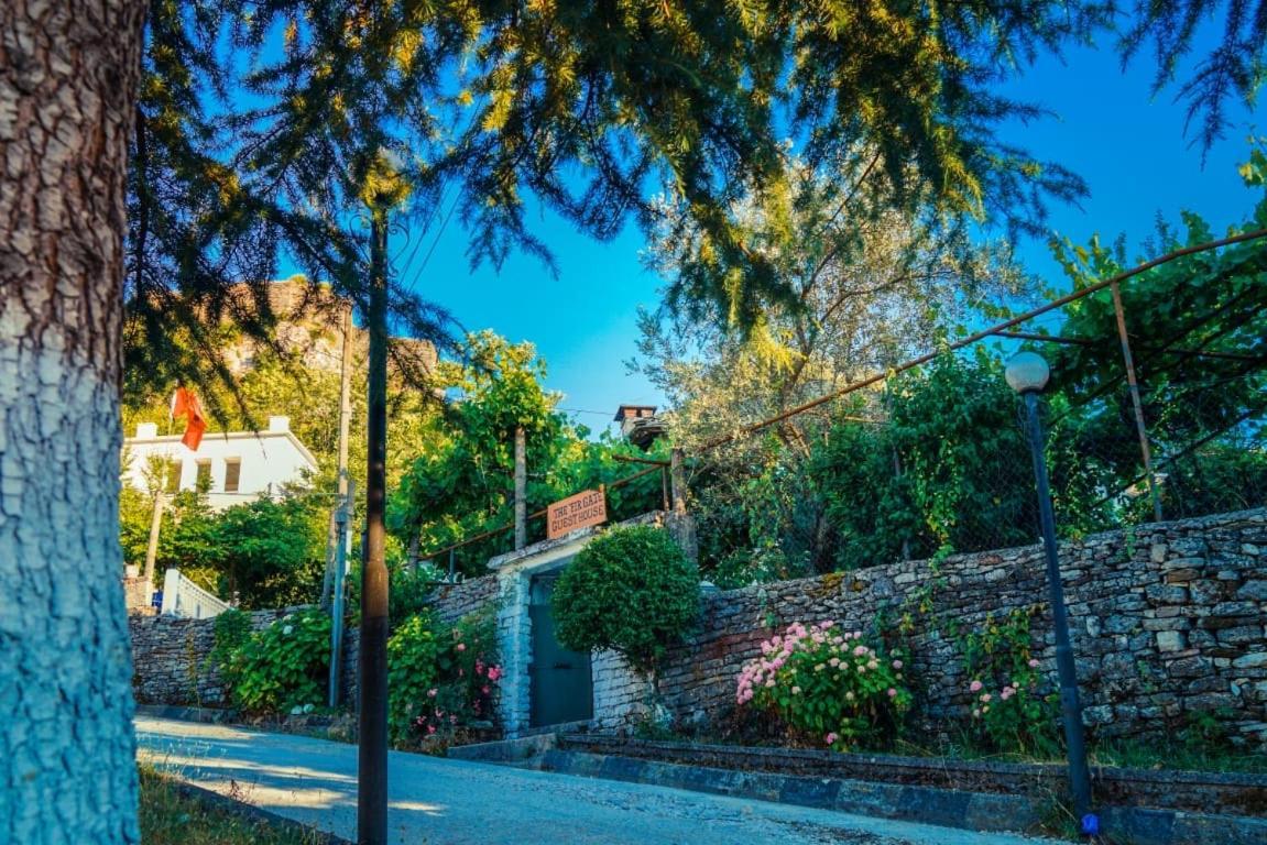 Flora'S Guesthouse 'The Fir Gate' Gjirokastër المظهر الخارجي الصورة