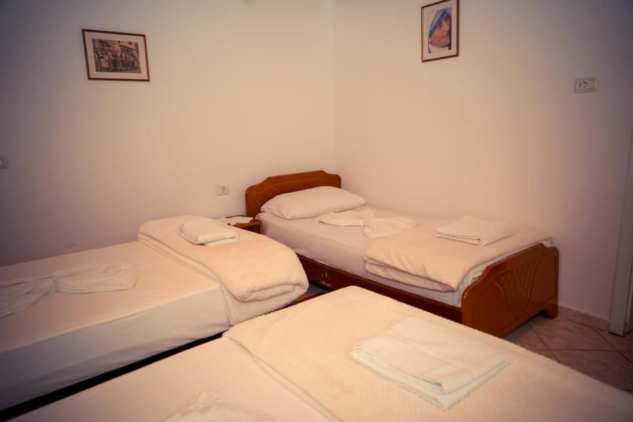 Flora'S Guesthouse 'The Fir Gate' Gjirokastër المظهر الخارجي الصورة