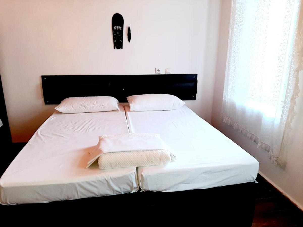 Flora'S Guesthouse 'The Fir Gate' Gjirokastër المظهر الخارجي الصورة