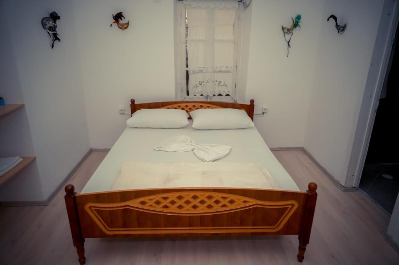 Flora'S Guesthouse 'The Fir Gate' Gjirokastër المظهر الخارجي الصورة