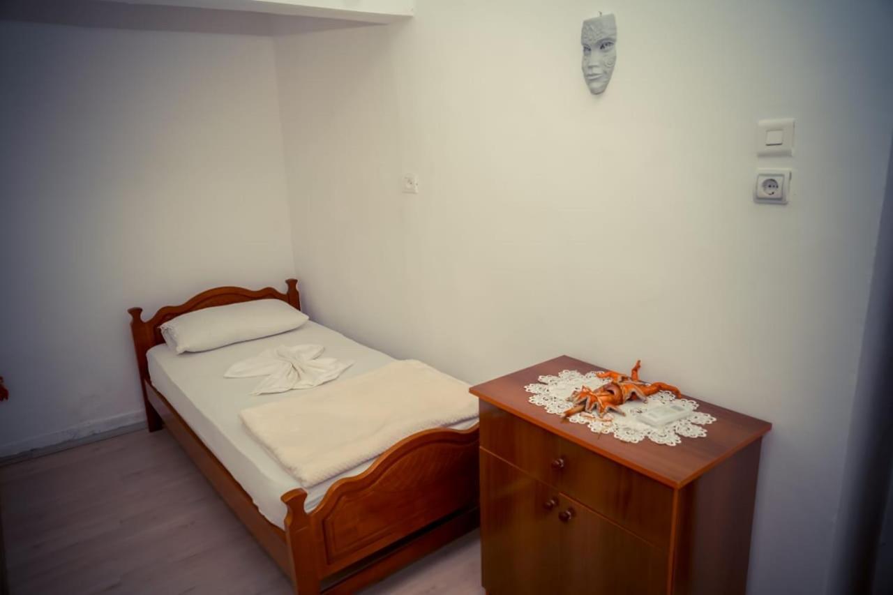 Flora'S Guesthouse 'The Fir Gate' Gjirokastër المظهر الخارجي الصورة