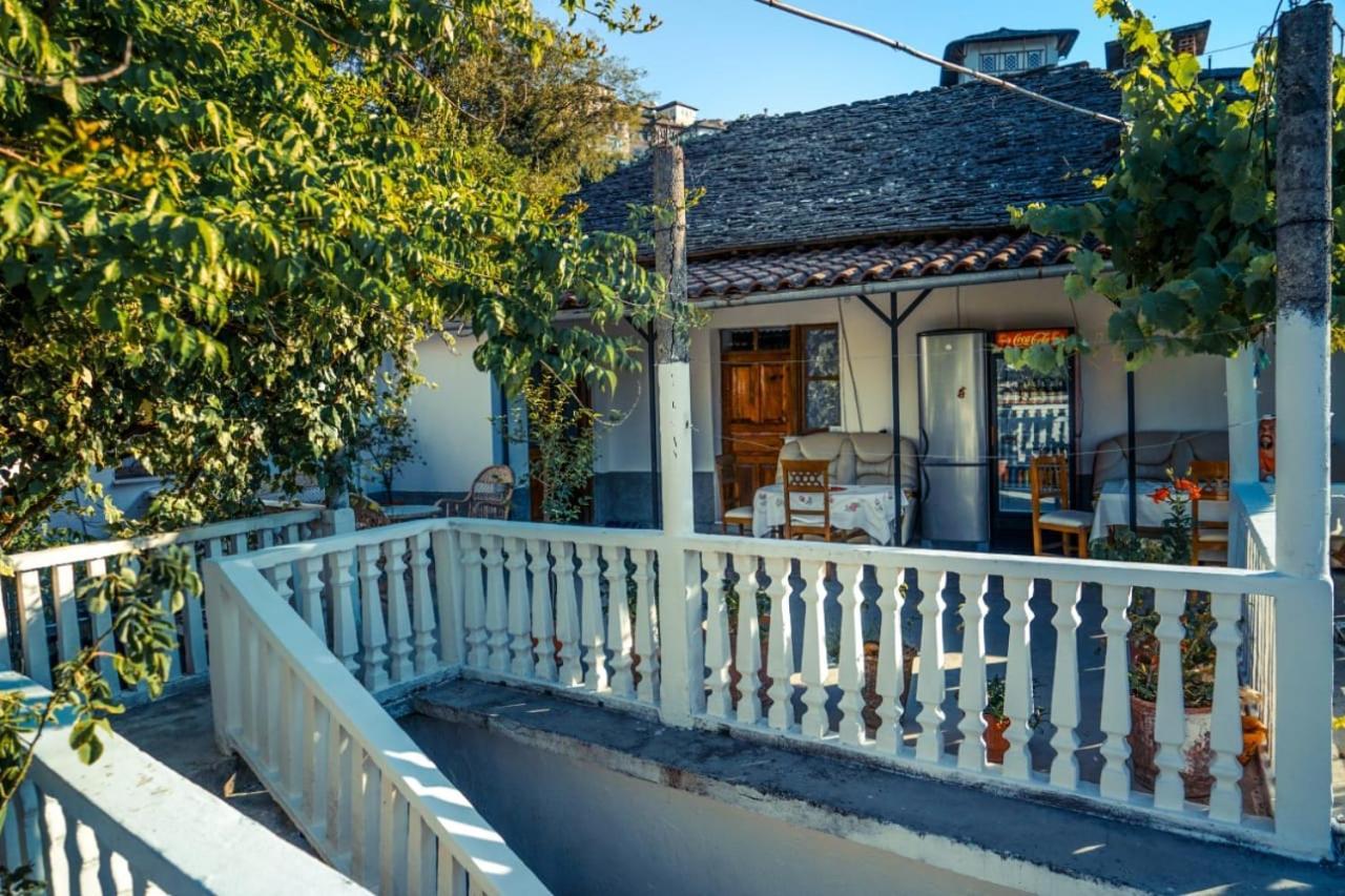 Flora'S Guesthouse 'The Fir Gate' Gjirokastër المظهر الخارجي الصورة