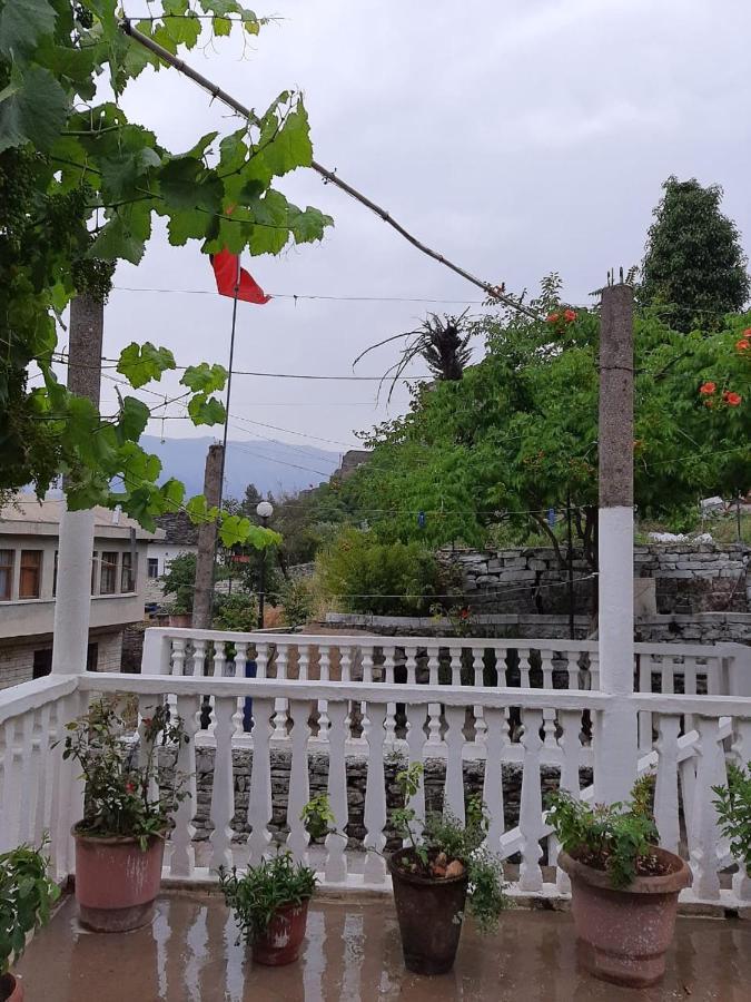 Flora'S Guesthouse 'The Fir Gate' Gjirokastër المظهر الخارجي الصورة
