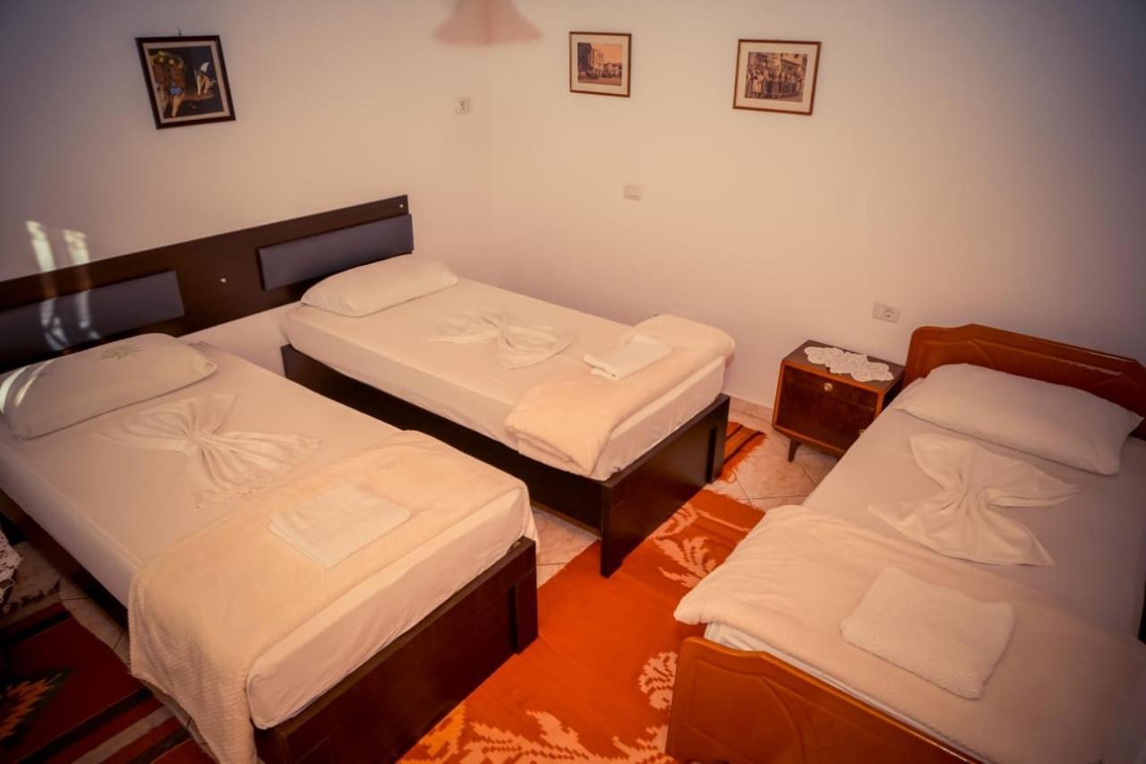 Flora'S Guesthouse 'The Fir Gate' Gjirokastër المظهر الخارجي الصورة