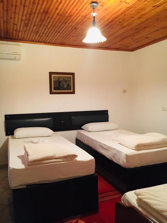 Flora'S Guesthouse 'The Fir Gate' Gjirokastër المظهر الخارجي الصورة