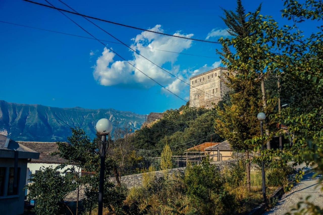 Flora'S Guesthouse 'The Fir Gate' Gjirokastër المظهر الخارجي الصورة