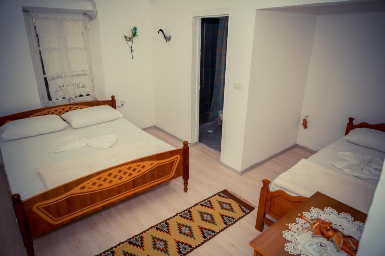 Flora'S Guesthouse 'The Fir Gate' Gjirokastër المظهر الخارجي الصورة