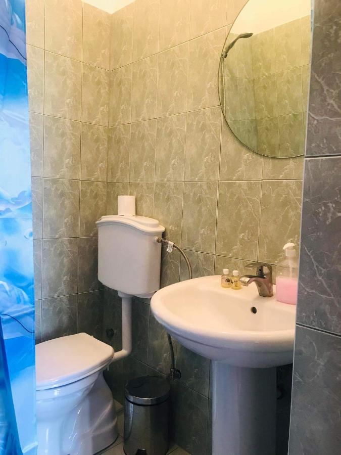Flora'S Guesthouse 'The Fir Gate' Gjirokastër المظهر الخارجي الصورة