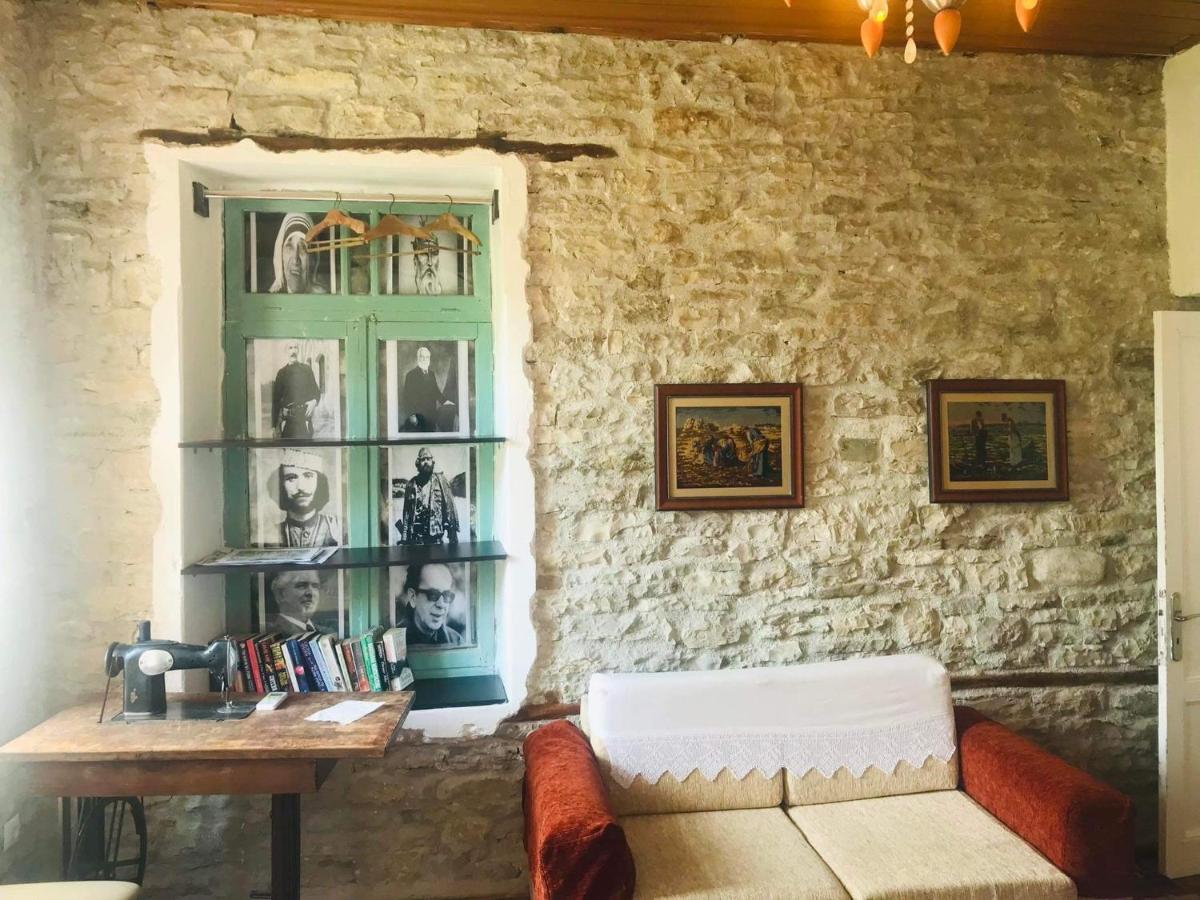 Flora'S Guesthouse 'The Fir Gate' Gjirokastër المظهر الخارجي الصورة