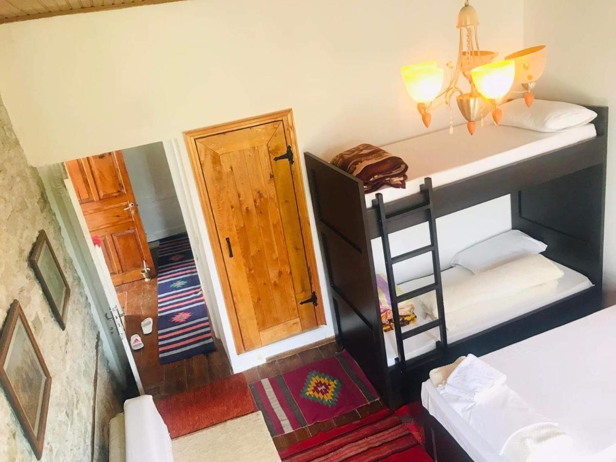 Flora'S Guesthouse 'The Fir Gate' Gjirokastër المظهر الخارجي الصورة