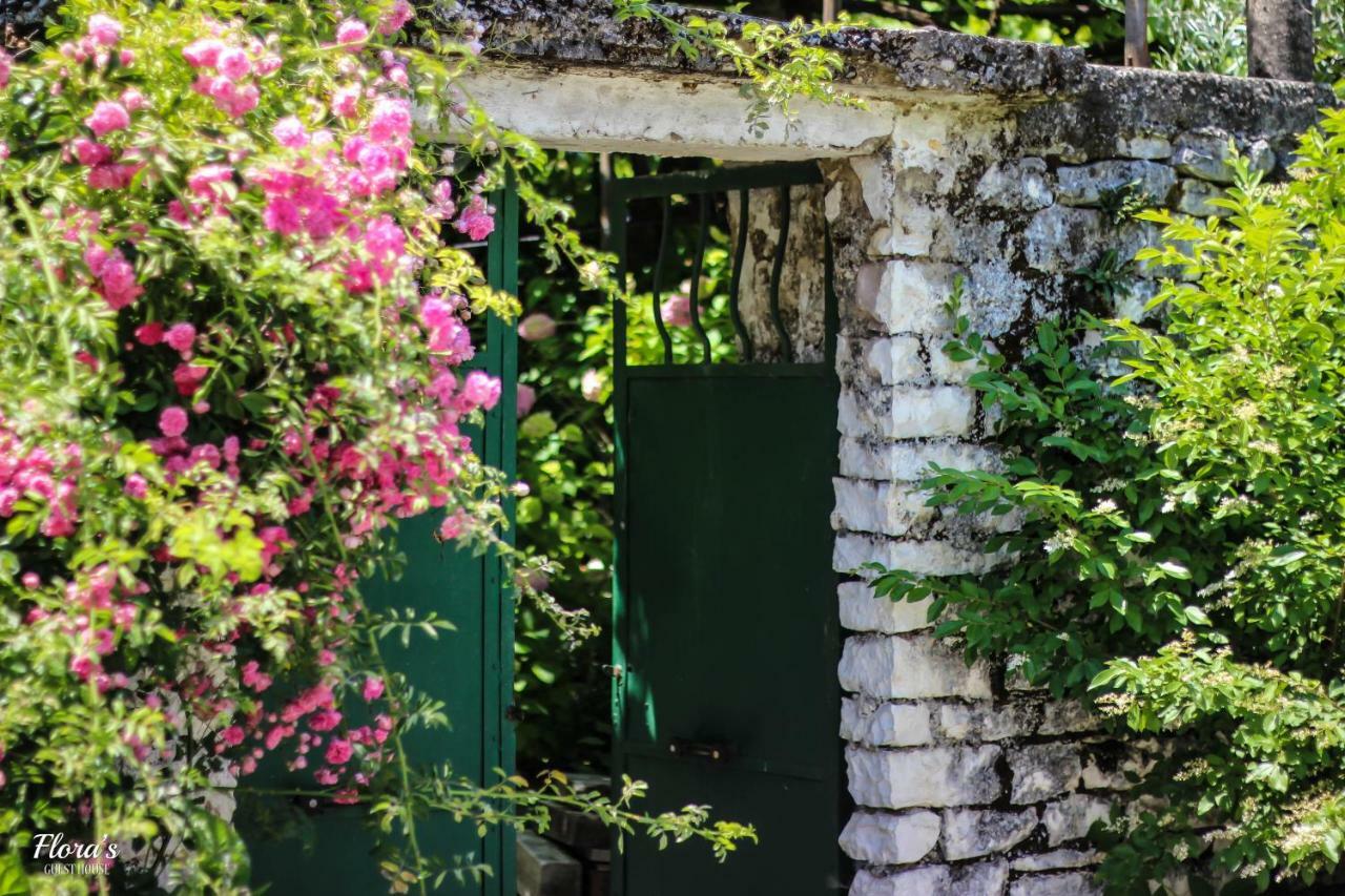 Flora'S Guesthouse 'The Fir Gate' Gjirokastër المظهر الخارجي الصورة